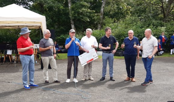 Auf dem Titelbild von links nach rechts: Georg Straub (Vorstandsvorsitzender Sparkasse Bad Neustadt/Saale), Markus Seibel (Geschäftsführer Schullandheim Bauersberg), Landrat Thomas Habermann, Klaus Grenzer (Vorstandsvorsitzender Sparkasse Bad Neustadt/Saale), Staatssekretär Sandro Kirchner, Hubert Götz (Landesvorsitzender Bayerisches Schullandheimwerk), Georg Seiffert (Bürgermeister von Bischofsheim).