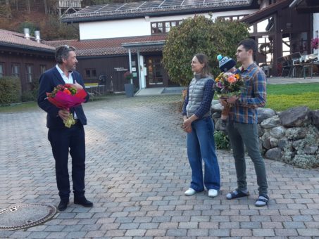 Dr. Matthias Brandt bei seiner Danksagung an Familie Schweinsteiger, die Pächter des Schauerhauses.