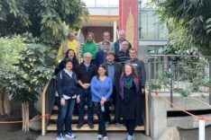 Die Teilnehmenden des Geschäftsstellentreffen des Bayerischen Schullandheims haben sich zum Gruppenbild auf der Treppe im Innenhof des Schullandheims Bliensbach versammelt.